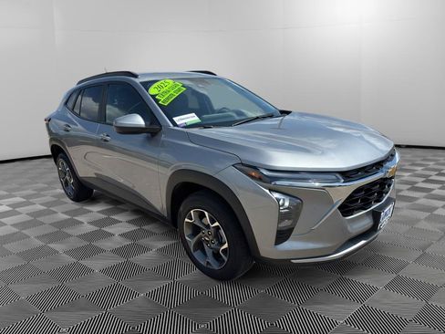 Used 2025 Chevrolet Trax LT FWD image 6