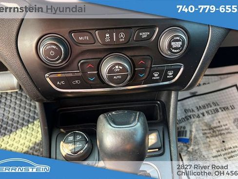 Used 2019 Jeep Cherokee Trailhawk AWD/4WD image 19