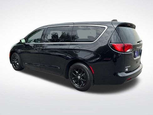 Used 2023 Chrysler Voyager LX FWD image 3