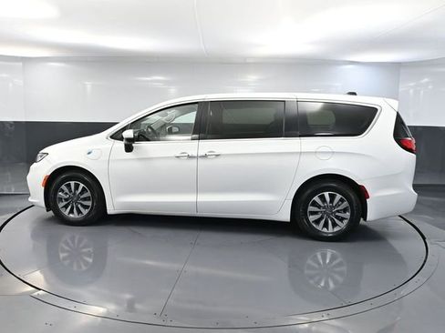 Used 2023 Chrysler Pacifica Touring-L image 9
