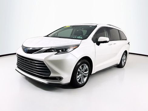 Used 2023 Toyota Sienna Platinum image 3
