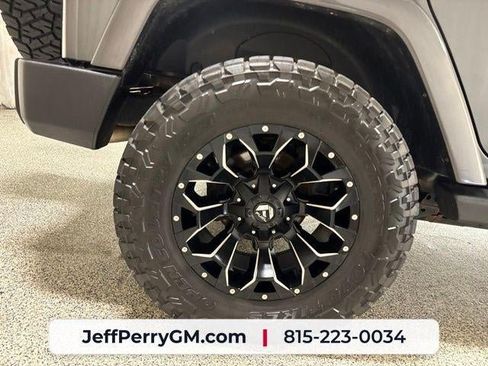 Used 2017 Jeep Wrangler Unlimited Sahara AWD/4WD image 30