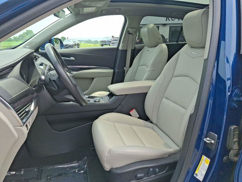 Used 2019 Cadillac XT4 Luxury w/ Cold Weather Package FWD image 14