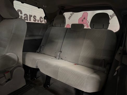 Used 2018 Toyota Sienna LE w/ Carpet Mat Package FWD image 22