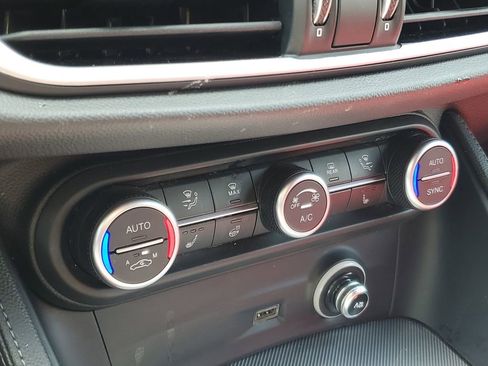 Used 2022 Alfa Romeo Stelvio Veloce image 22