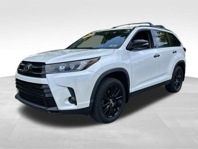 Used 2019 Toyota Highlander SE w/ Nightshade Edition