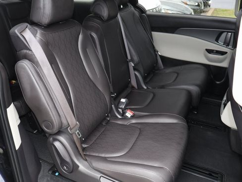 Used 2023 Kia Carnival LX image 15