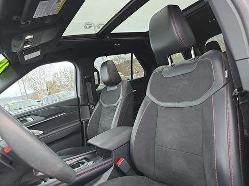 Used 2025 Ford Explorer ST image 11