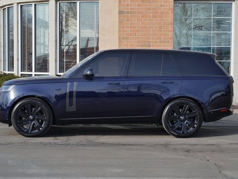 Used 2023 Land Rover Range Rover SE image 2