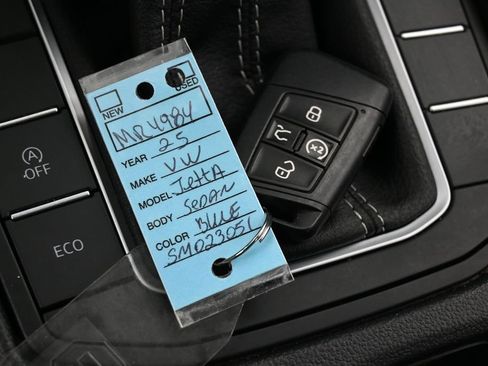 Used 2025 Volkswagen Jetta SE FWD image 28
