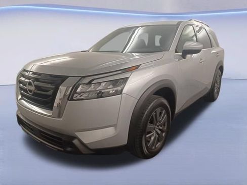Used 2024 Nissan Pathfinder SV FWD image 3