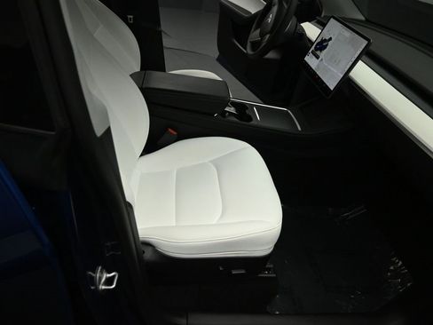 Used 2022 Tesla Model Y Long Range image 24