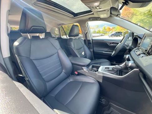 Used 2022 Toyota RAV4 XLE Premium image 25