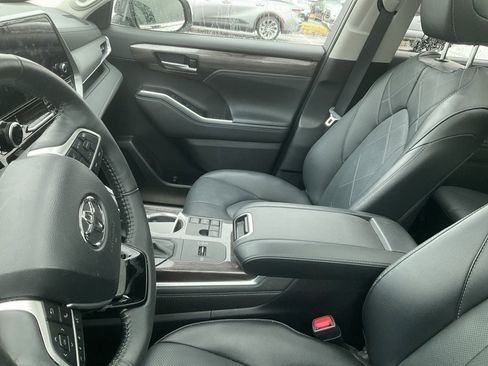 Used 2024 Toyota Highlander Platinum image 11