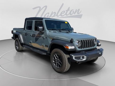 Used 2026 Jeep Gladiator Sport AWD/4WD image 8