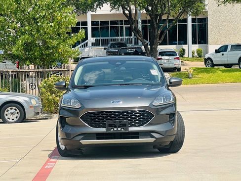 Used 2020 Ford Escape SE FWD image 2