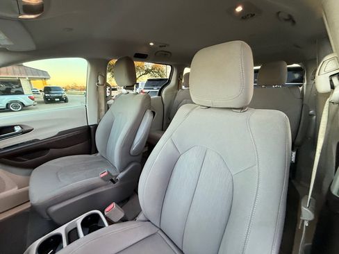 Used 2017 Chrysler Pacifica LX image 19