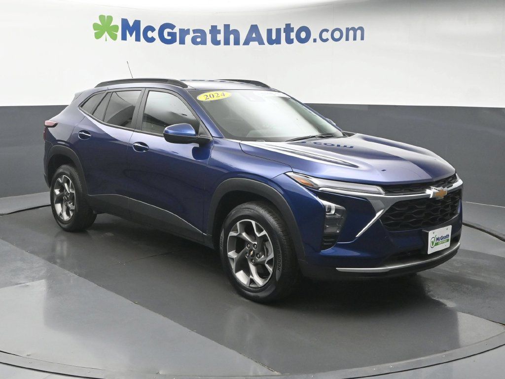 Used 2024 Chevrolet Trax LT w/ Driver Confidence Package FWD image 2