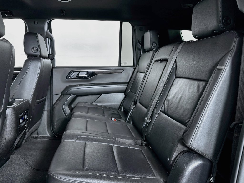 Used 2025 Chevrolet Suburban Z71 AWD/4WD image 11
