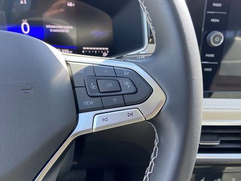 Used 2025 Volkswagen Taos SE w/ Panoramic Sunroof Package image 19