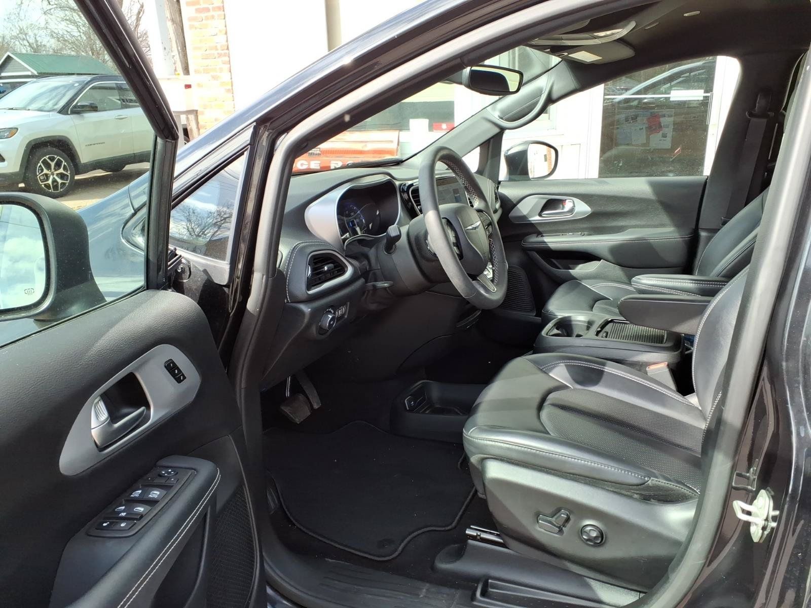 Used 2023 Chrysler Pacifica Touring-L w/ S Appearance Package AWD/4WD image 9