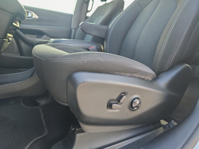 Used 2023 Chrysler Pacifica Touring FWD image 22
