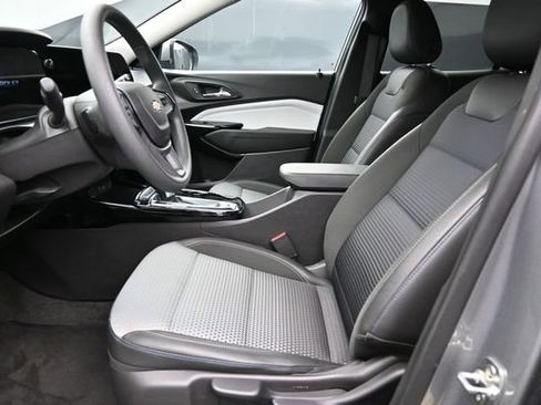 Used 2025 Chevrolet Trax LT FWD image 11