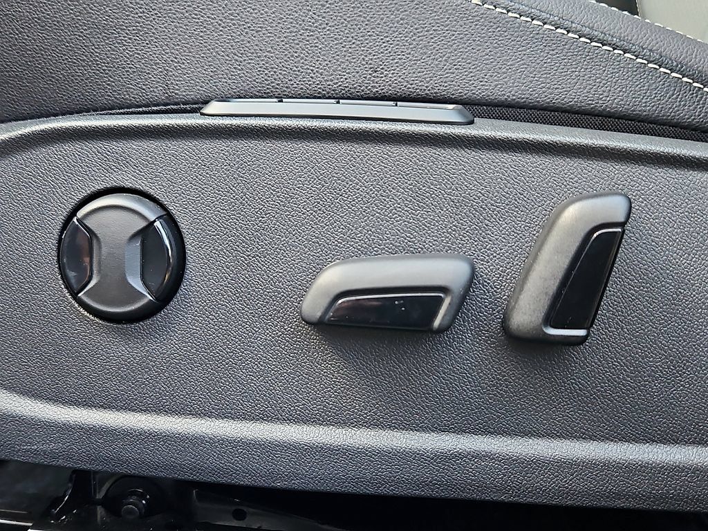 Certified 2025 Volkswagen Jetta SEL FWD image 28