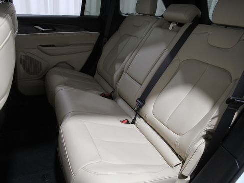 Used 2024 Jeep Grand Cherokee Limited image 20