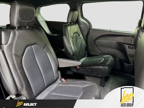 Used 2025 Chrysler Pacifica Select FWD image 30