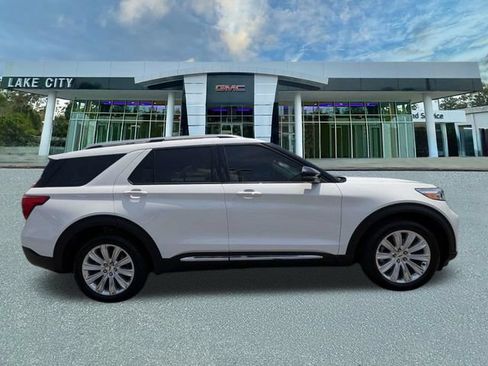 Used 2022 Ford Explorer Limited w/ Equipment Group 301A RWD image 2