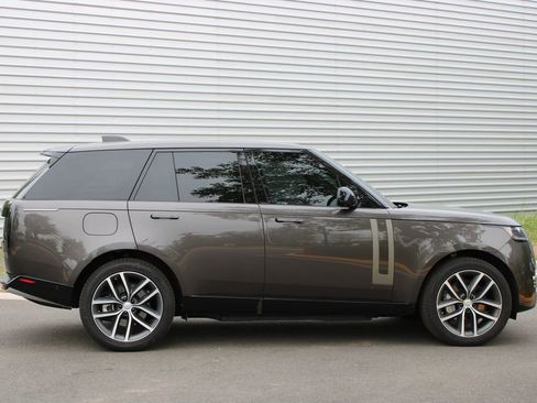Used 2025 Land Rover Range Rover SE AWD/4WD image 3