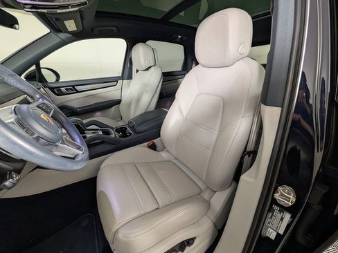 Used 2023 Porsche Cayenne Platinum Edition image 5