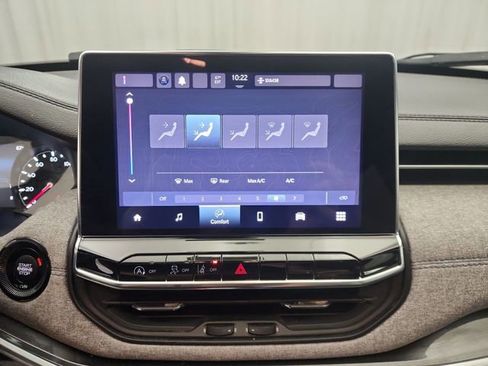 Used 2024 Jeep Compass Latitude image 16