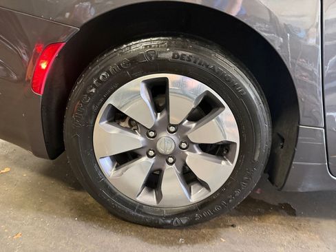 Used 2019 Chrysler Pacifica Limited w/ Advanced Safetytec Group FWD image 27