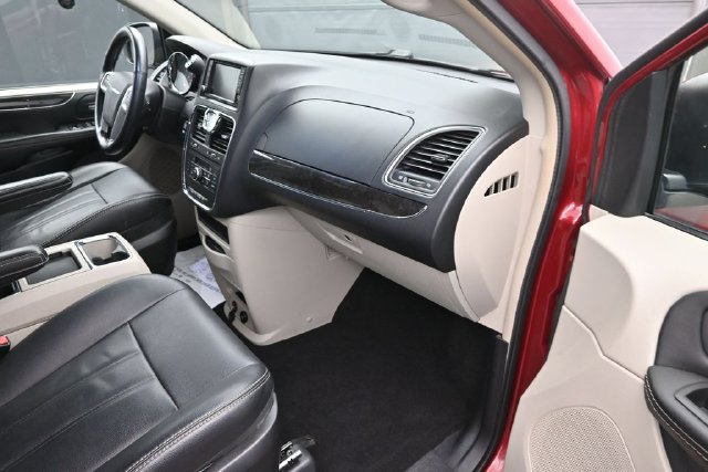 Used 2016 Chrysler Town & Country Touring w/ Driver Convenience Group FWD image 9