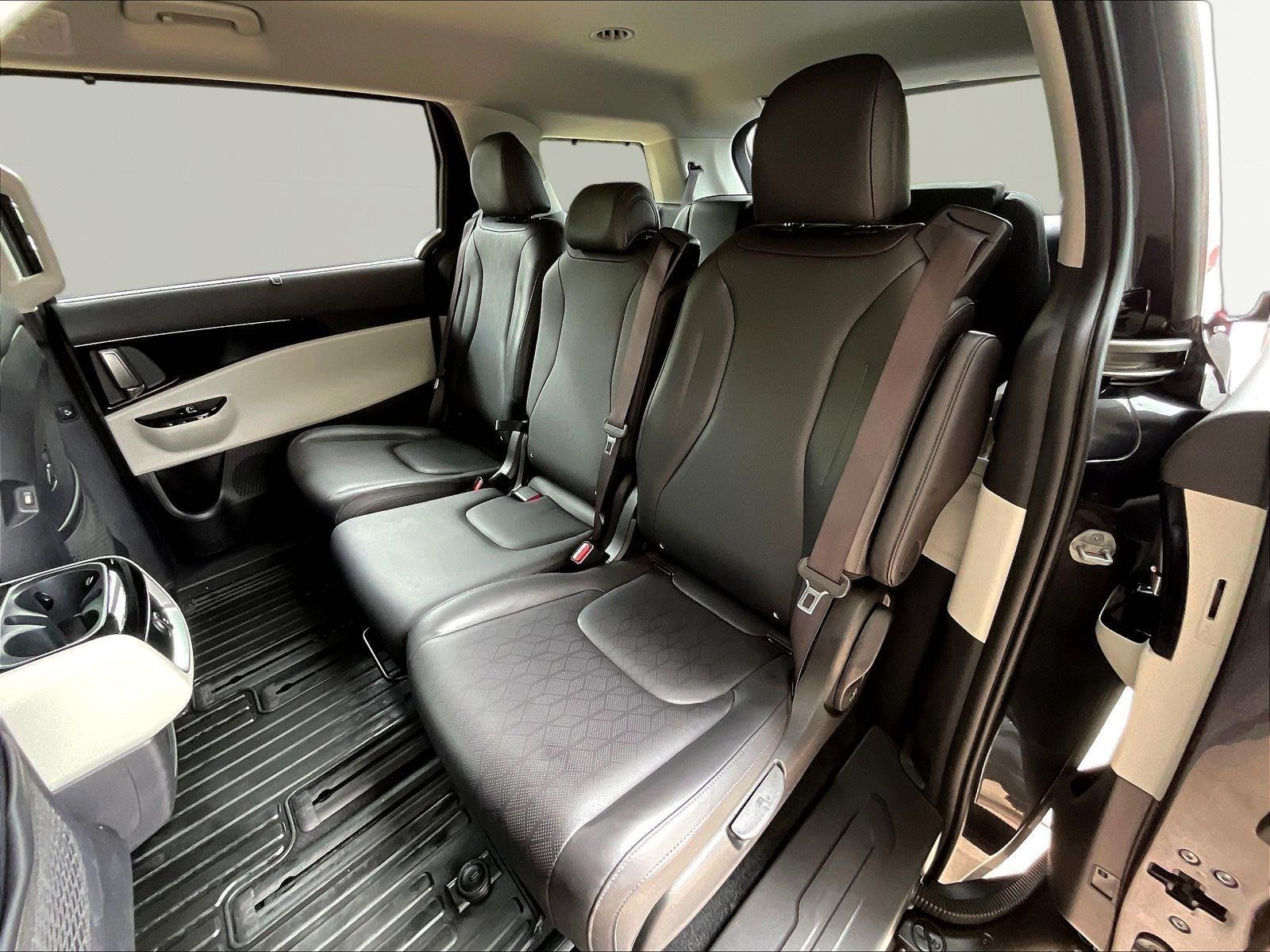 Used 2024 Kia Carnival EX FWD image 21