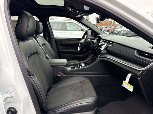 New 2025 Jeep Grand Cherokee Altitude AWD/4WD image 17