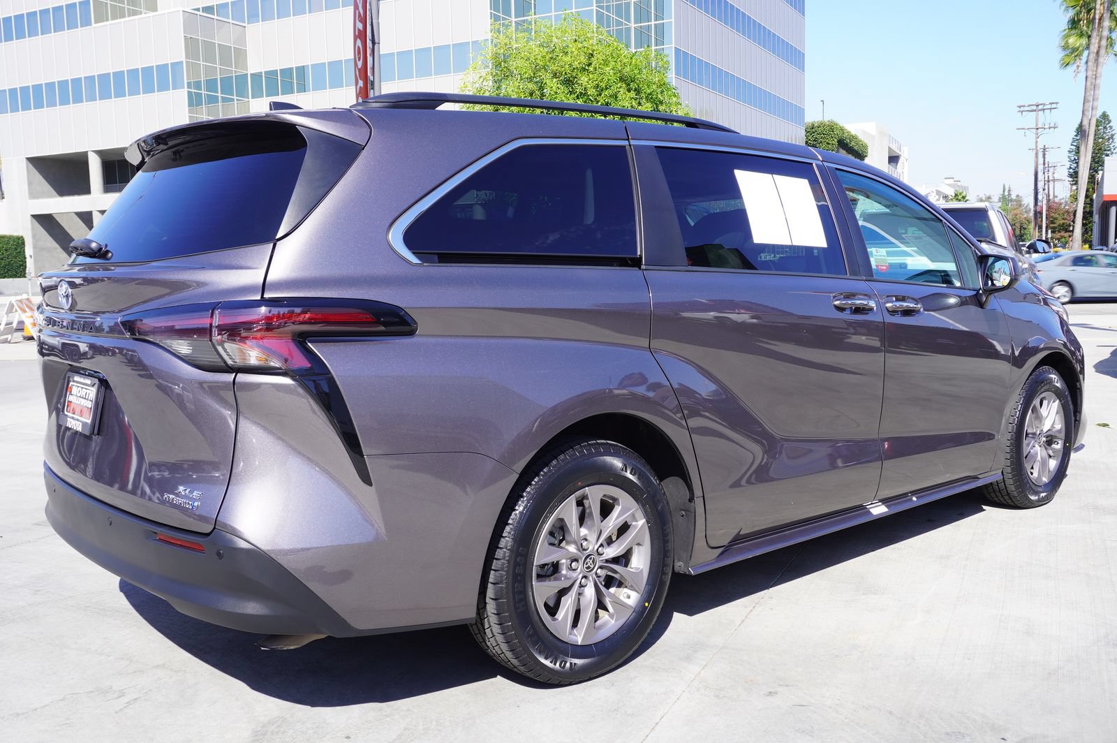 Certified 2023 Toyota Sienna XLE FWD image 7