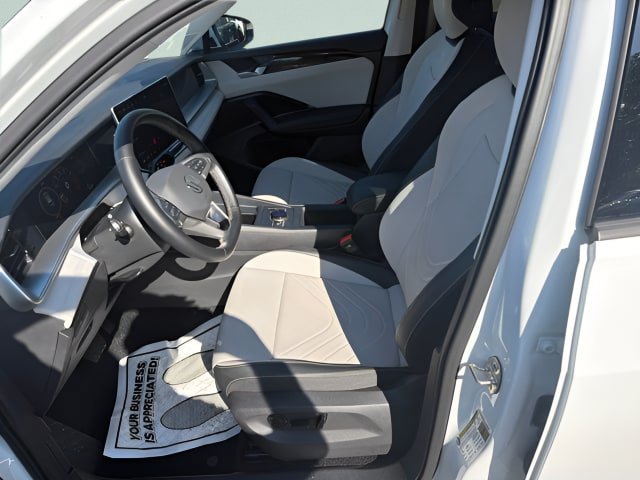 Certified 2025 Volkswagen Tiguan SE FWD image 5