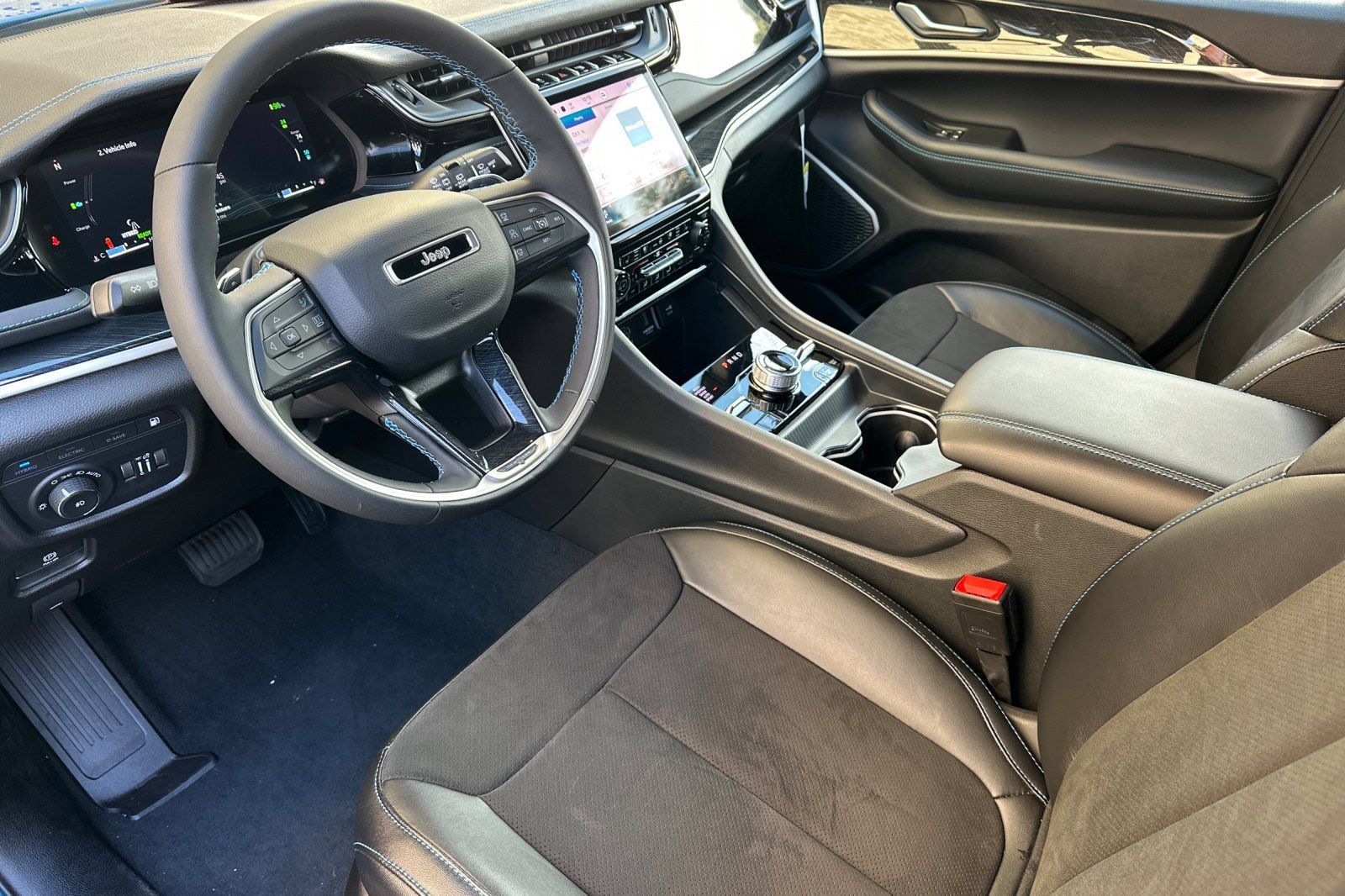 New 2023 Jeep Grand Cherokee Trailhawk w/ Advanced Protech Group II AWD/4WD image 9