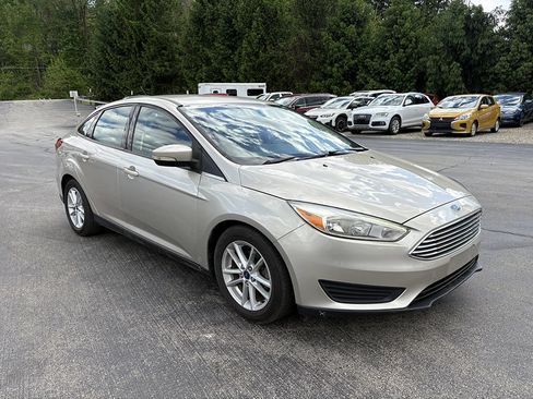 Used 2017 Ford Focus SE FWD image 3
