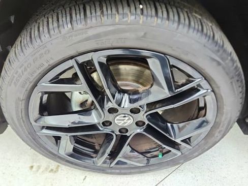 Used 2025 Volkswagen Tiguan SE R-Line image 57