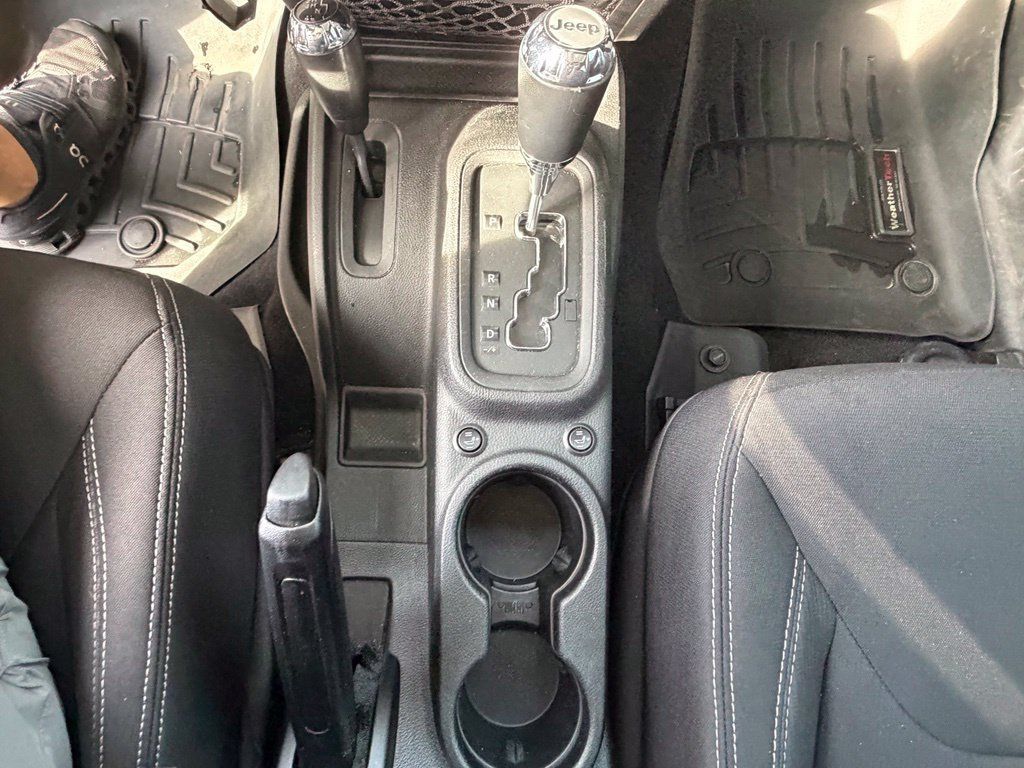 Used 2015 Jeep Wrangler Unlimited Rubicon w/ Connectivity Group AWD/4WD image 23