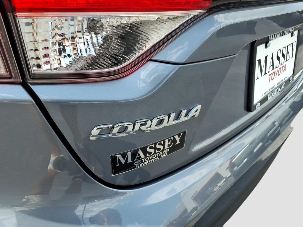 Used 2025 Toyota Corolla LE FWD image 9