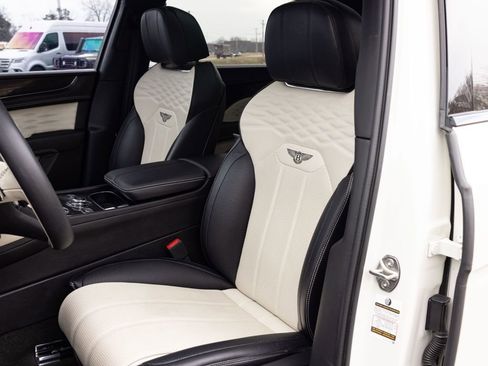 Used 2023 Bentley Bentayga Extended Wheelbase image 29