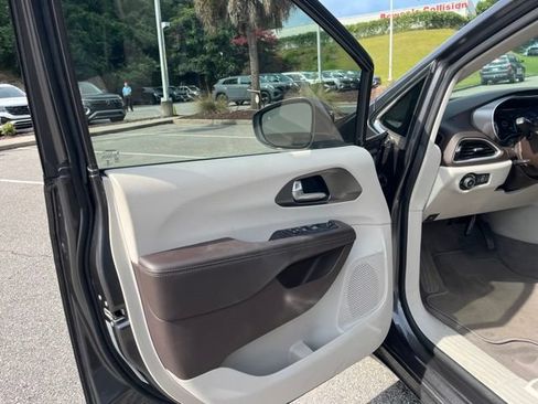 Used 2019 Chrysler Pacifica Touring-L w/ Advanced Safetytec Group FWD image 5