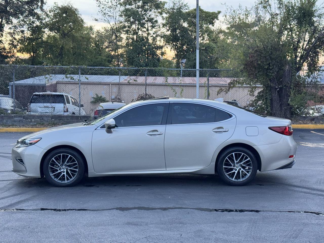 Used 2016 Lexus ES 350 w/ Luxury Package w/Wood Trim FWD image 9