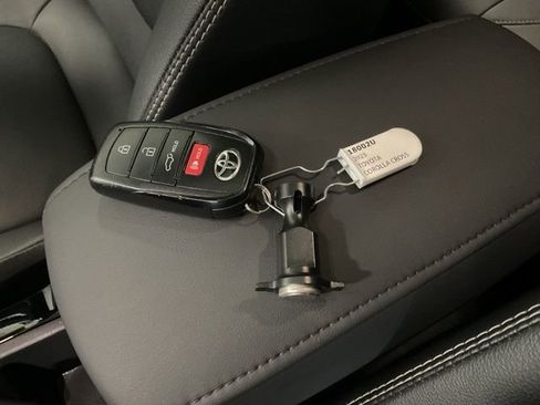 Used 2023 Toyota Corolla Cross XLE image 23