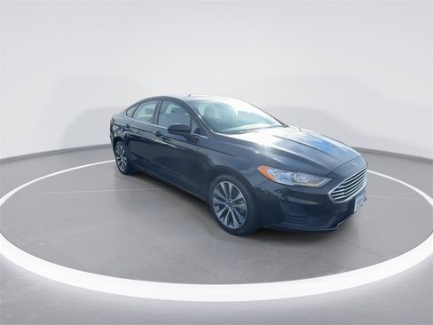 Used 2020 Ford Fusion SE image 2